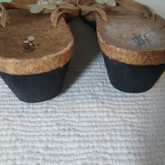 Mossimo  size 7  wedge sandals  saddle/caramel color + white pearl flower - Picture 6 of 7